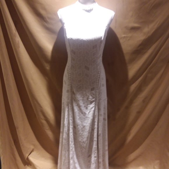 Elegant White Lace Maxi Dress - Picture 3 of 8